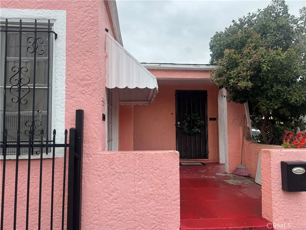 529 W 56th Street, Los Angeles, California 90037 home-pic-1